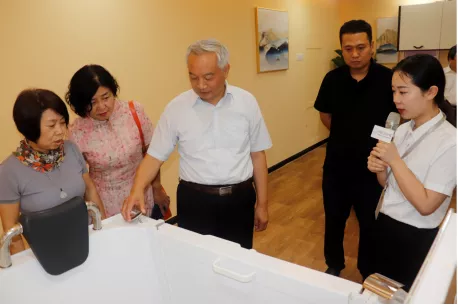 省政協(xié)常委、省政協(xié)港澳臺(tái)僑和外事委員會(huì)主任楊京偉一行蒞臨中原工業(yè)設(shè)計(jì)城參觀考察