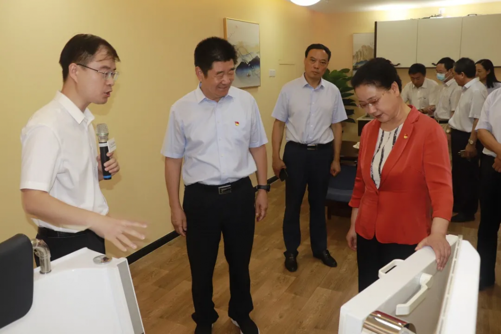 安陽市人大常委會黨組書記、主任徐家平蒞臨設(shè)計(jì)城參觀考察