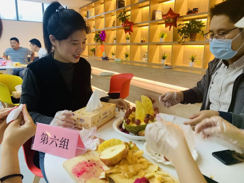 猜燈謎、拼果盤，中原工業(yè)設(shè)計城的這場迎國慶中秋雙節(jié)活動氛圍濃