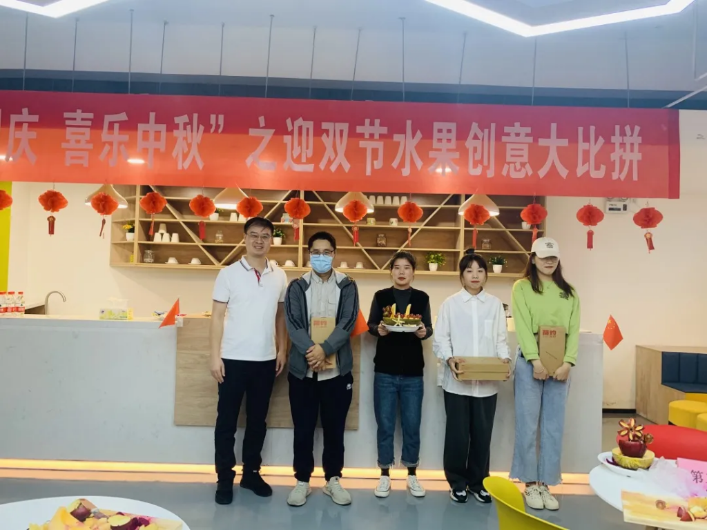 猜燈謎、拼果盤，中原工業(yè)設(shè)計城的這場迎國慶中秋雙節(jié)活動氛圍濃