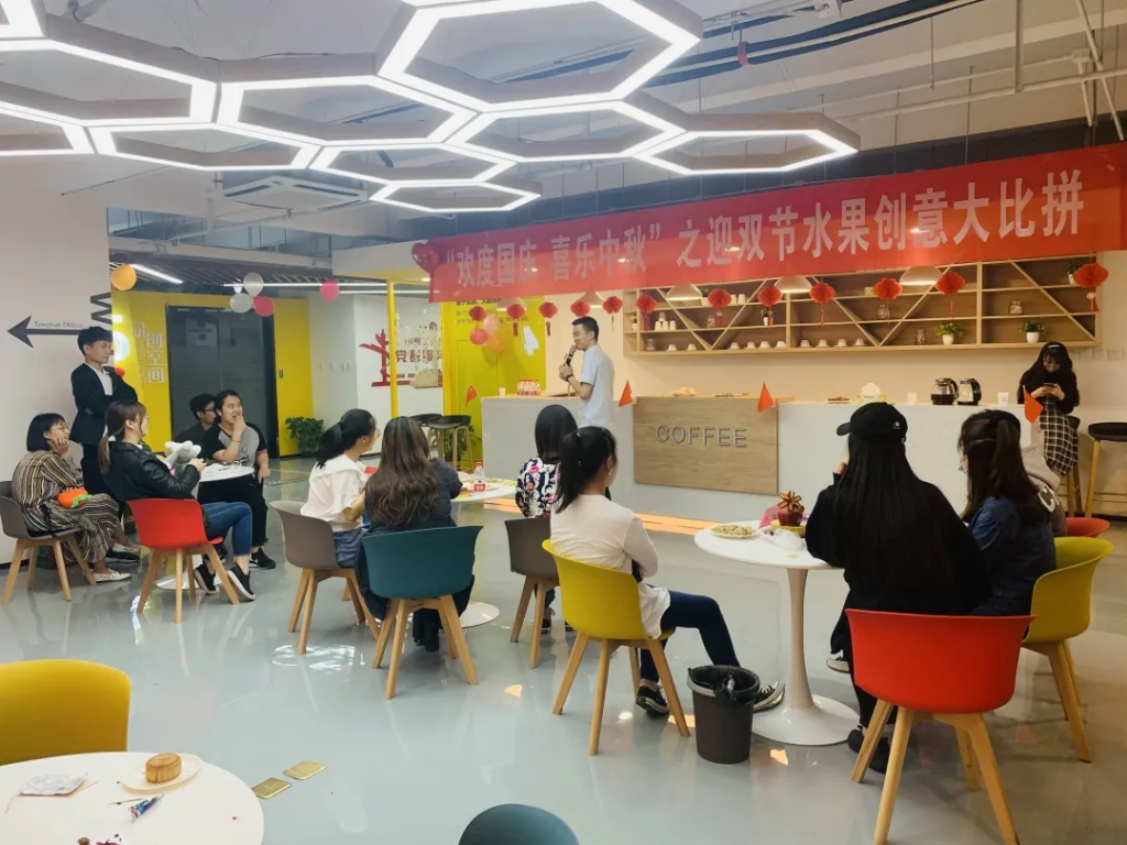 猜燈謎、拼果盤，中原工業(yè)設(shè)計城的這場迎國慶中秋雙節(jié)活動氛圍濃
