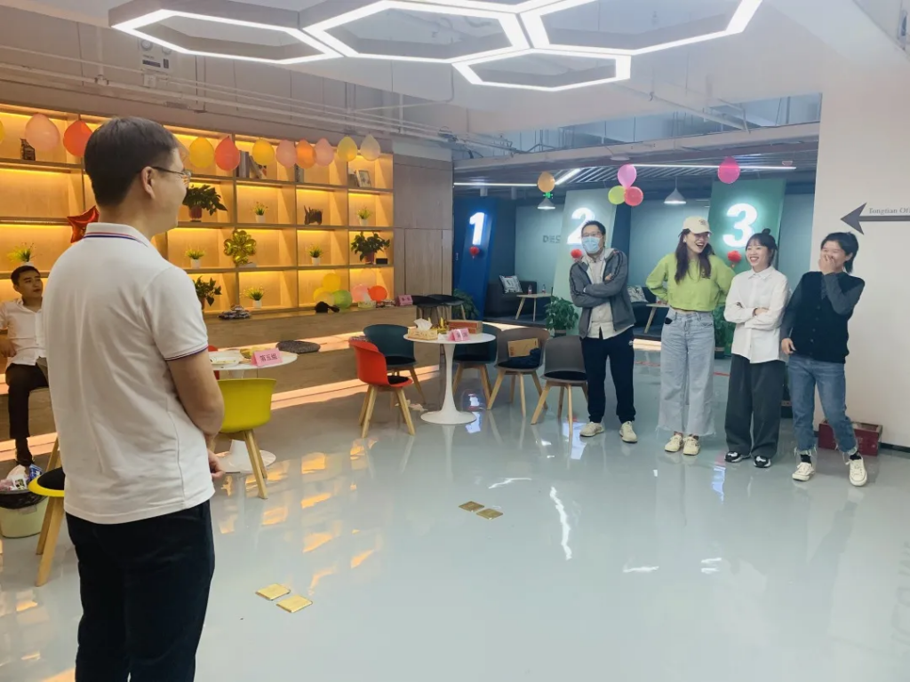 猜燈謎、拼果盤，中原工業(yè)設(shè)計城的這場迎國慶中秋雙節(jié)活動氛圍濃