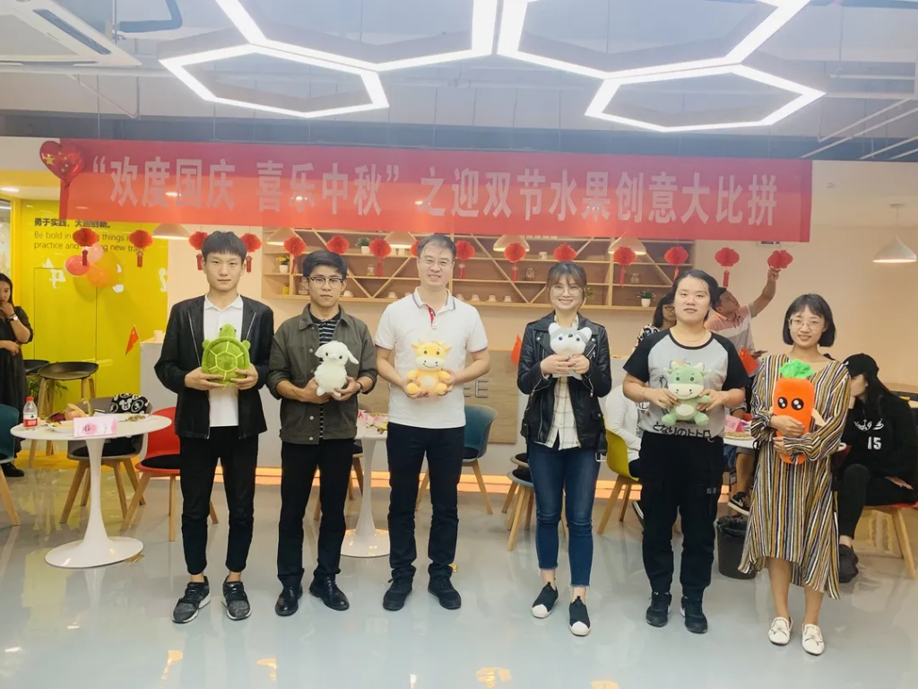 猜燈謎、拼果盤，中原工業(yè)設(shè)計城的這場迎國慶中秋雙節(jié)活動氛圍濃