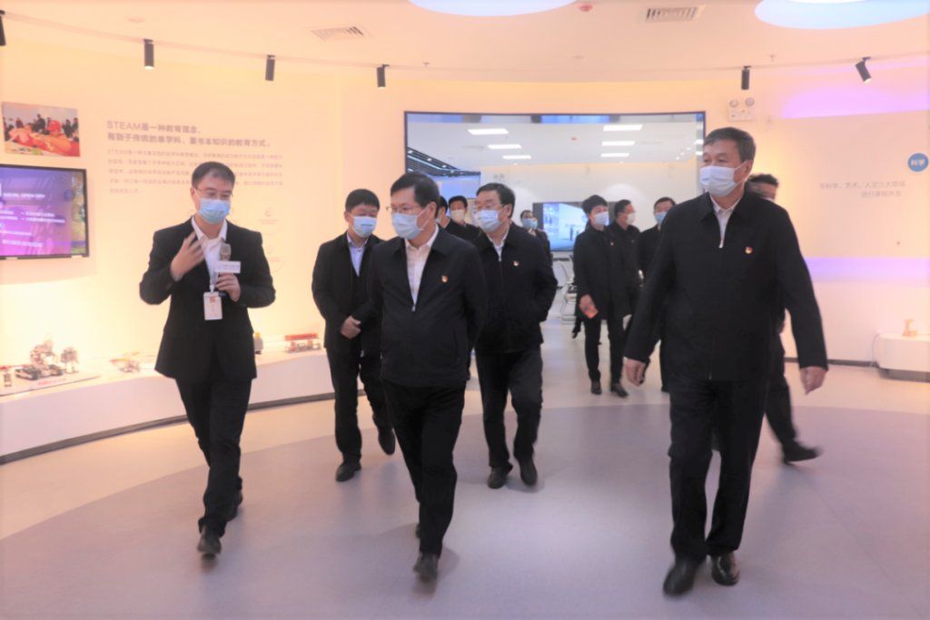 河南省委常委、鄭州市委書記徐立毅帶領(lǐng)鄭州市黨政考察團(tuán)蒞臨中原工業(yè)設(shè)計城參觀考察