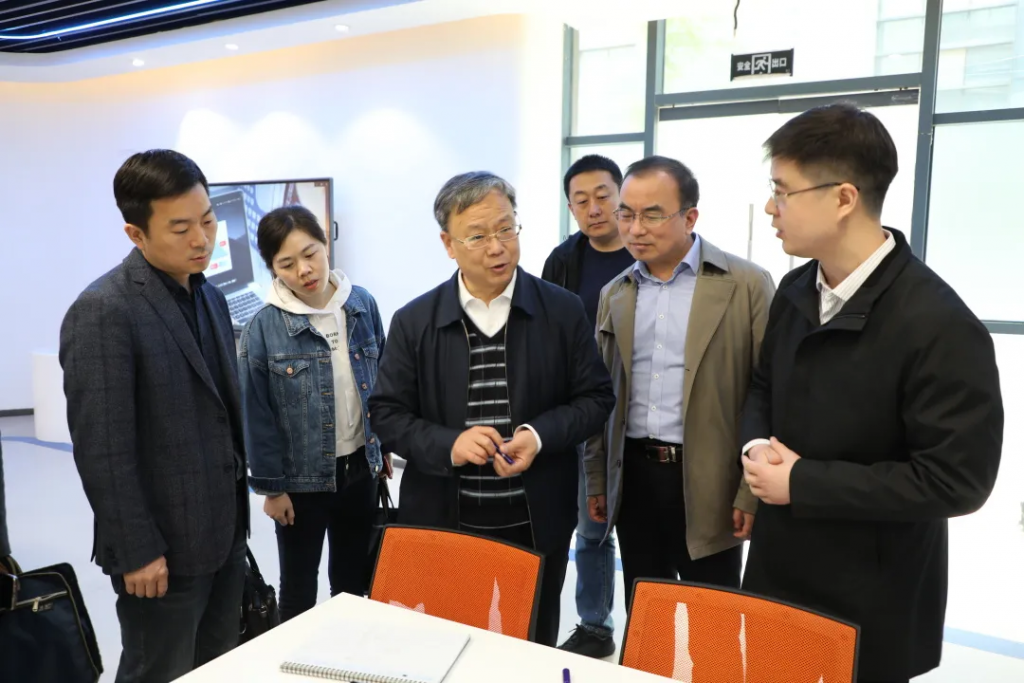 洛陽市工信局黨組成員、副局長李君一行蒞臨中原工業(yè)設計城參觀考察