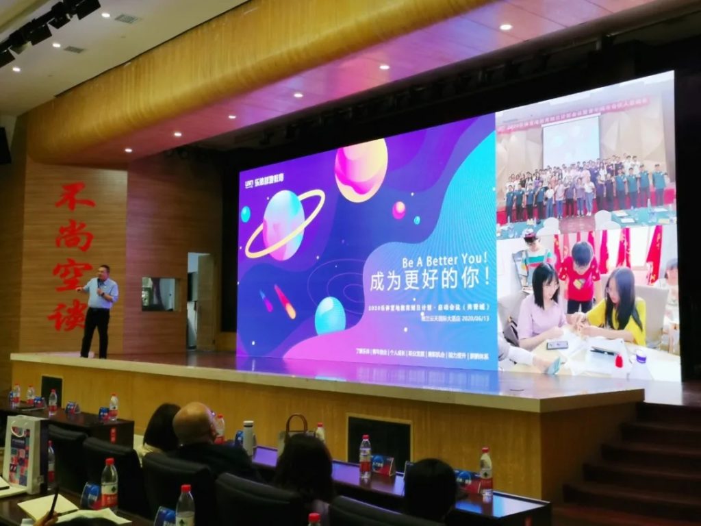 00余名省內外校長齊聚設計小鎮(zhèn)，為這一大動作···"