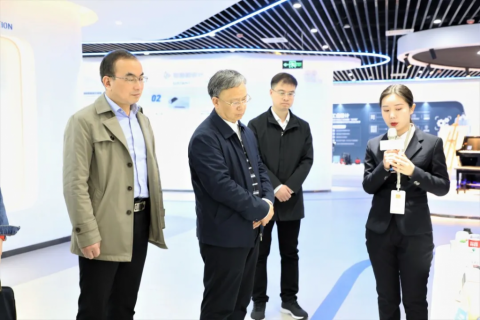 洛陽市工信局黨組成員、副局長李君一行蒞臨中原工業(yè)設(shè)計(jì)城參觀考察