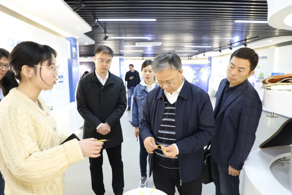洛陽市工信局黨組成員、副局長李君一行蒞臨中原工業(yè)設計城參觀考察