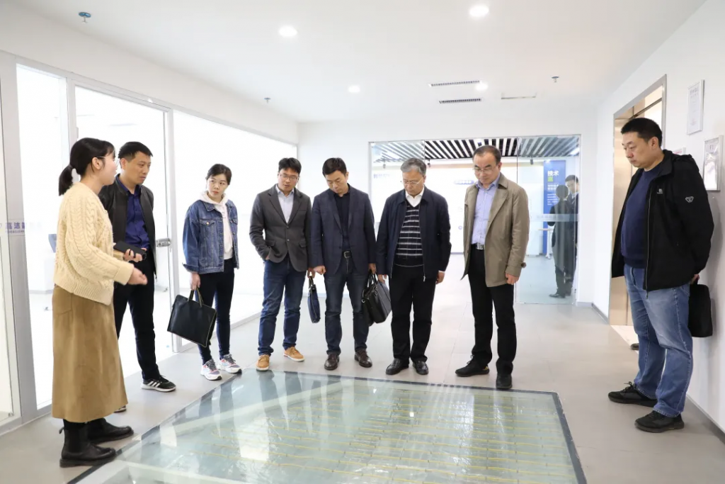 洛陽市工信局黨組成員、副局長李君一行蒞臨中原工業(yè)設計城參觀考察