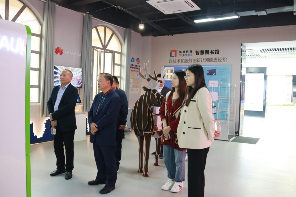湖南省工信廳二級巡視員廖廷球考察設(shè)計(jì)小鎮(zhèn)、設(shè)計(jì)研究院
