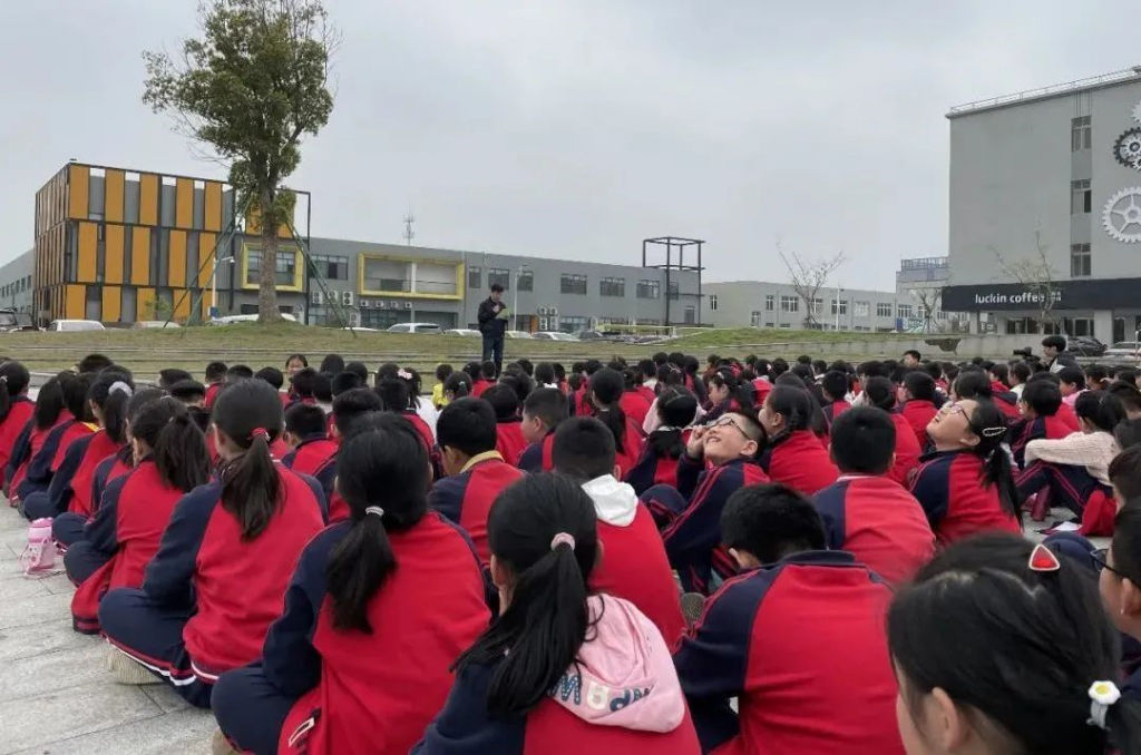 小小創(chuàng)客發(fā)明家 研學(xué)實踐顯身手