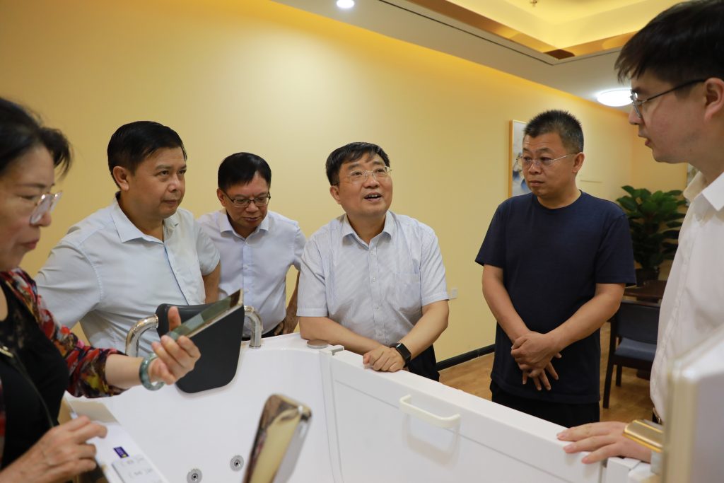 河南省政協(xié)副主席龔立群一行蒞臨設(shè)計(jì)城參觀調(diào)研
