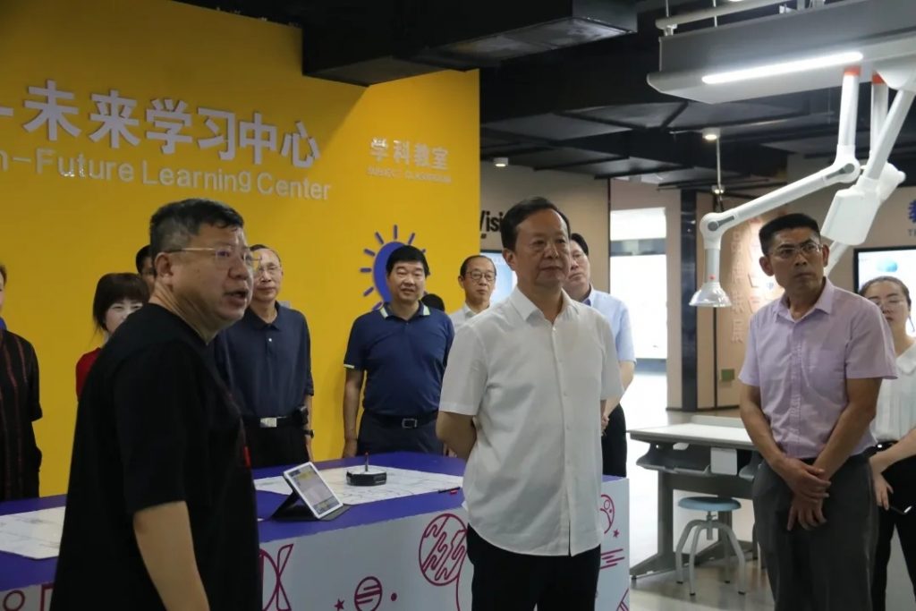 江西省政協(xié)常委、提案委員會主任丁曉群調研中部教裝城，他指出...