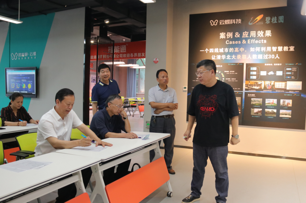 江西省政協(xié)常委、提案委員會主任丁曉群調研中部教裝城，他指出...