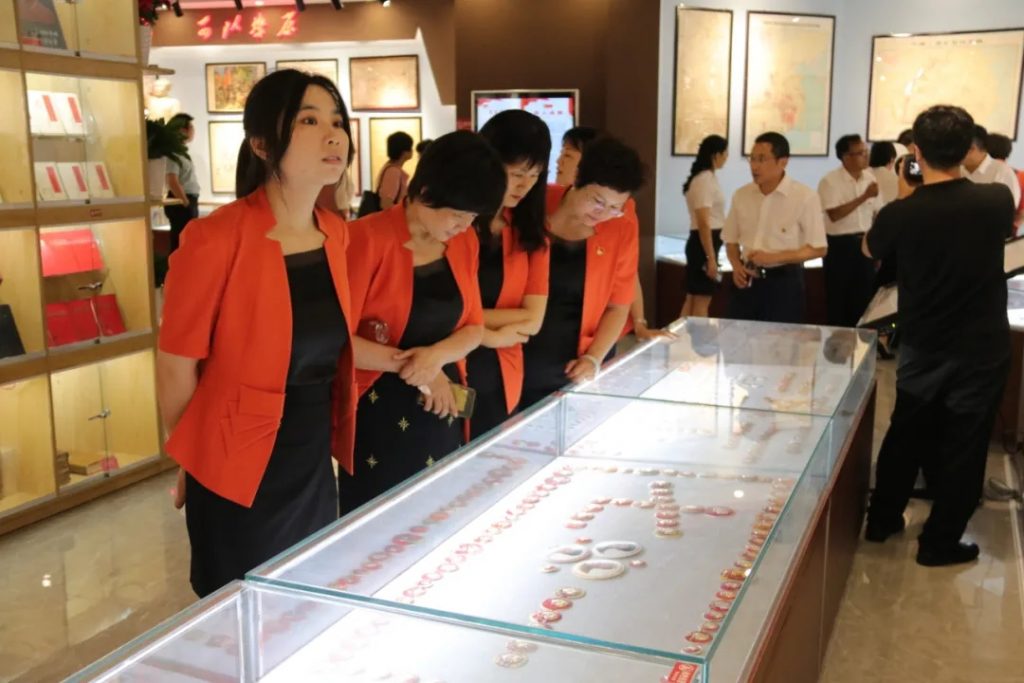 傳承紅色基因，豐城市政協(xié)走進(jìn)設(shè)計小鎮(zhèn)開展“紅色走讀”活動