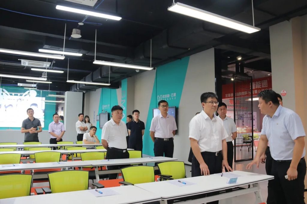 豐城市委副書記、代市長(zhǎng)張書基調(diào)研中部教裝城數(shù)字經(jīng)濟(jì)產(chǎn)業(yè)