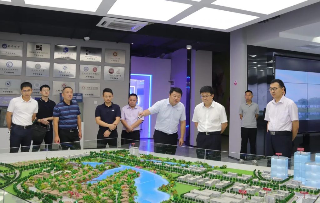 豐城市委副書記、代市長(zhǎng)張書基調(diào)研中部教裝城數(shù)字經(jīng)濟(jì)產(chǎn)業(yè)