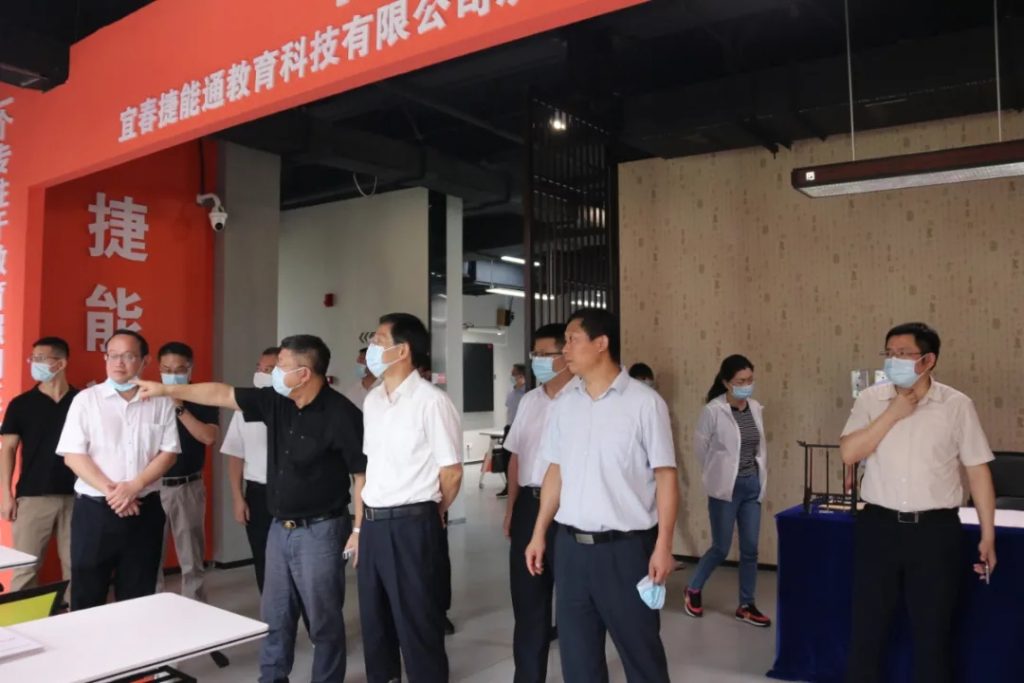 江西省副省長(zhǎng)陳小平一行調(diào)研江西工業(yè)設(shè)計(jì)小鎮(zhèn)，他指出......