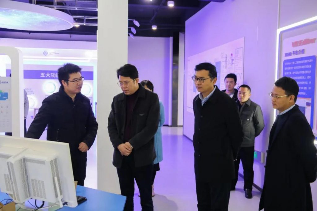 宜春市委組織部部務委員楊文先一行調(diào)研中部教裝城，他稱贊道……