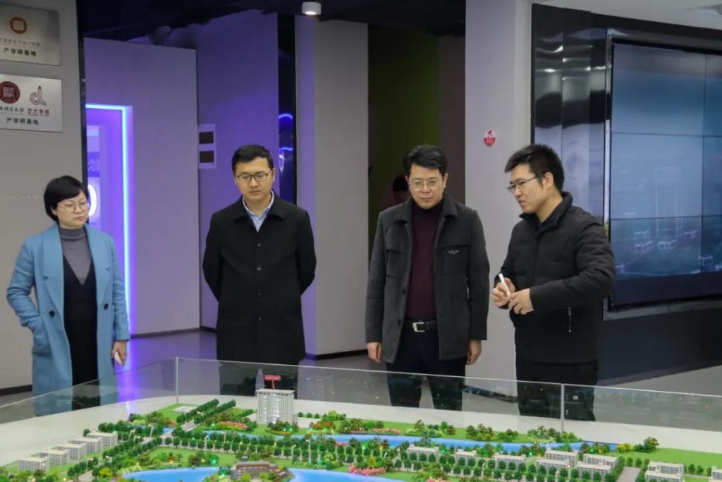 宜春市委組織部部務委員楊文先一行調(diào)研中部教裝城，他稱贊道……