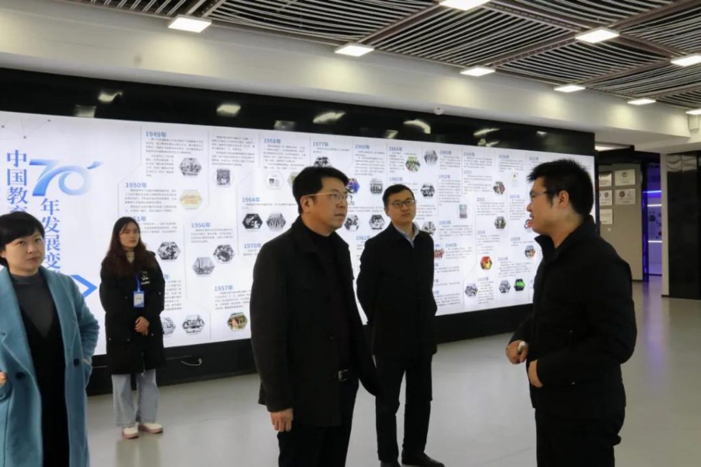 宜春市委組織部部務委員楊文先一行調(diào)研中部教裝城，他稱贊道……