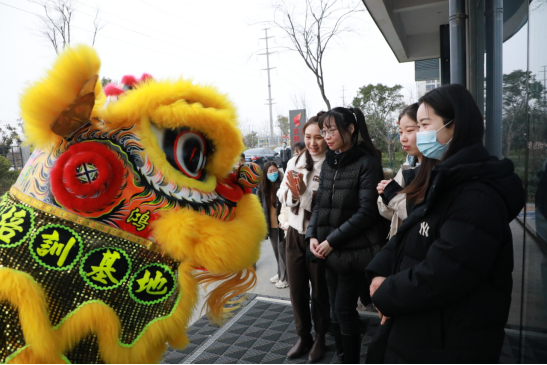 開工大吉 | 舞獅歡慶開門紅，中原工業(yè)設(shè)計(jì)城虎年再出發(fā)!