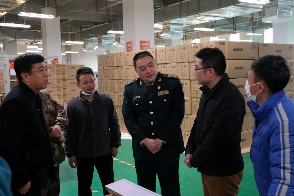 宜春市委常委、軍分區(qū)政委黃長平調研走訪中部教裝城，勉勵說……