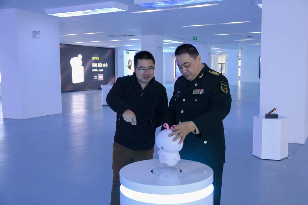 宜春市委常委、軍分區(qū)政委黃長平調研走訪中部教裝城，勉勵說……