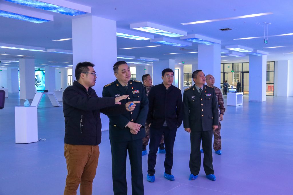 宜春市委常委、軍分區(qū)政委黃長平調研走訪中部教裝城，勉勵說……