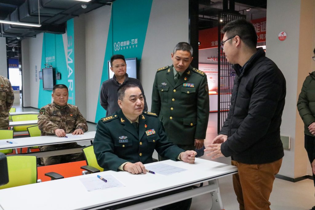 宜春市委常委、軍分區(qū)政委黃長平調研走訪中部教裝城，勉勵說……