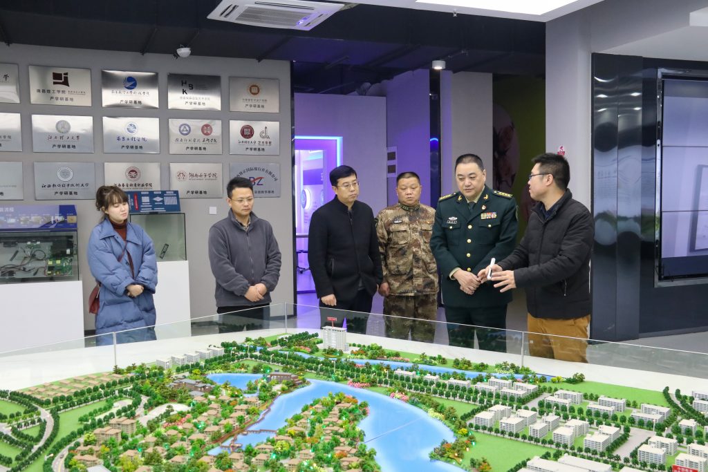 宜春市委常委、軍分區(qū)政委黃長平調研走訪中部教裝城，勉勵說……