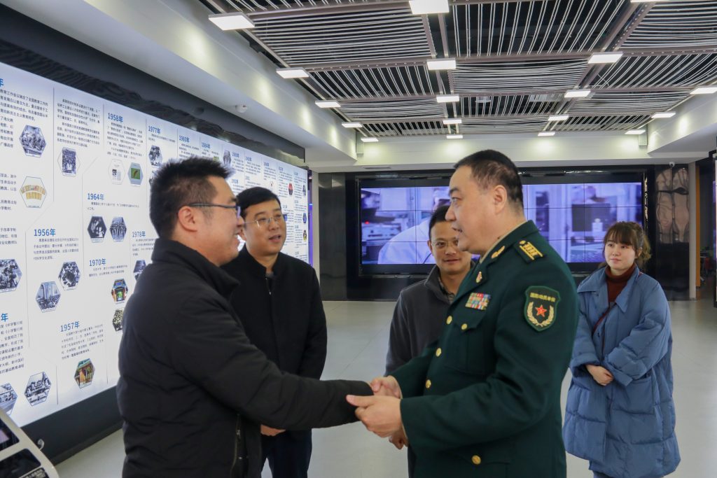 宜春市委常委、軍分區(qū)政委黃長平調研走訪中部教裝城，勉勵說……