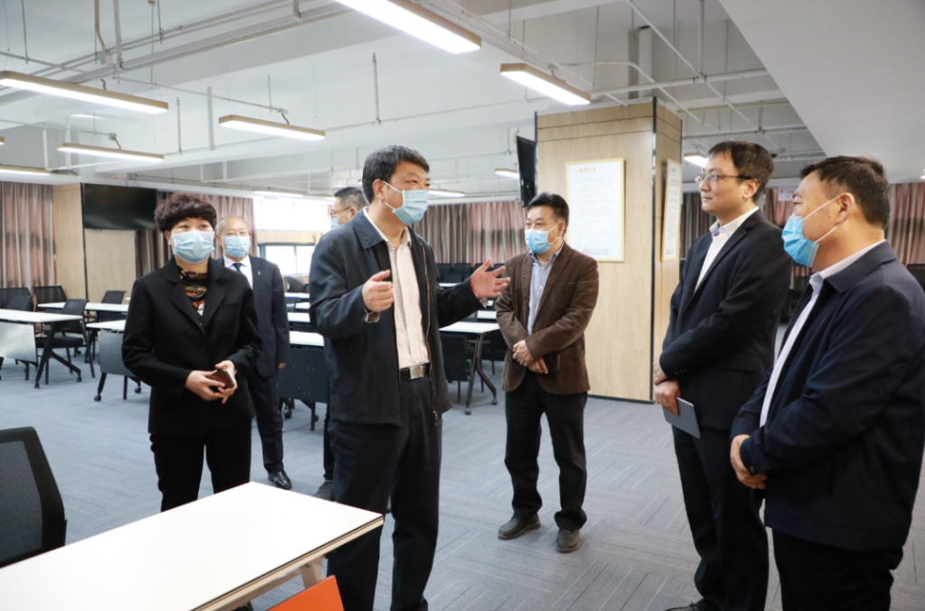焦作市委常委、統(tǒng)戰(zhàn)部部長董炳麓一行蒞臨中原工業(yè)設(shè)計(jì)城參觀調(diào)研