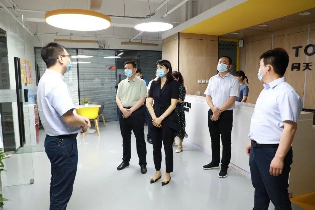 河南省人社廳就業(yè)促進(jìn)局副局長(zhǎng)謝攀一行蒞臨設(shè)計(jì)城調(diào)研