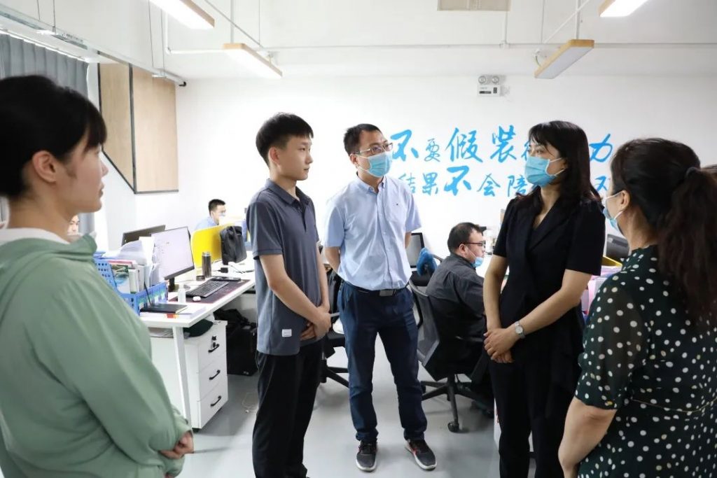 河南省人社廳就業(yè)促進(jìn)局副局長(zhǎng)謝攀一行蒞臨設(shè)計(jì)城調(diào)研