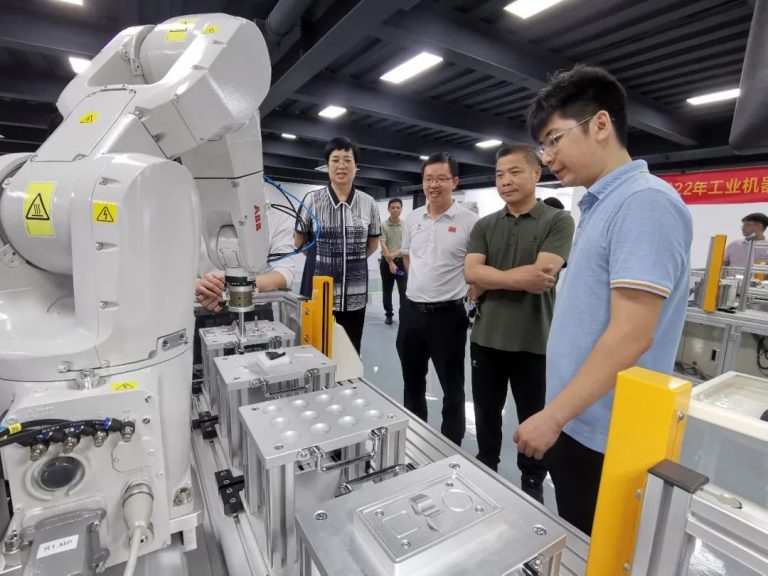 兩個月掌握工業(yè)機器人操作，設(shè)計城助力北滘培育智造人才！
