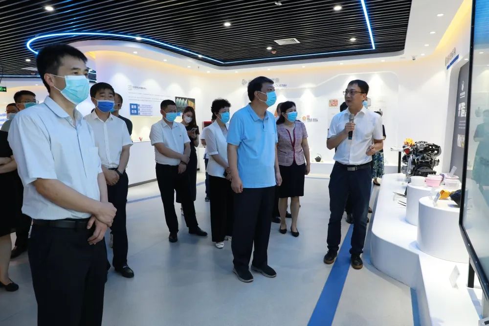 焦作市委常委、統(tǒng)戰(zhàn)部部長董炳麓一行蒞臨設(shè)計城參觀調(diào)研