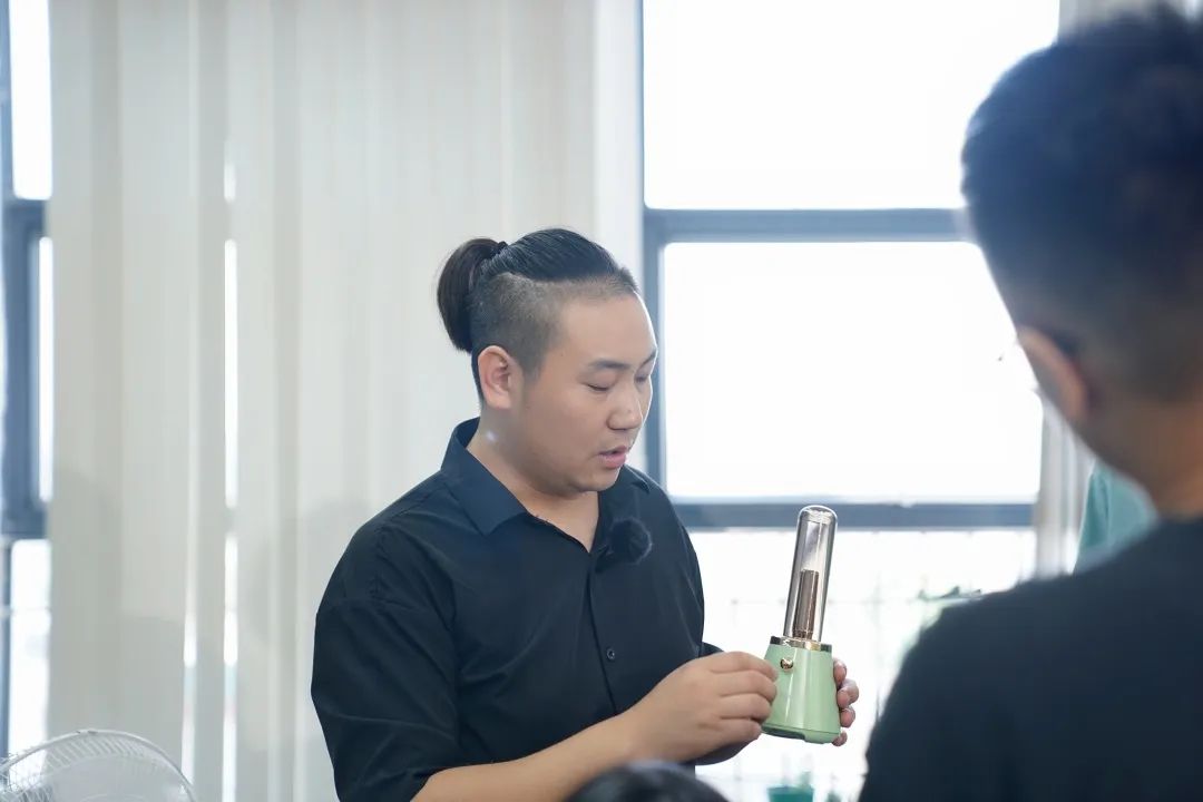 “解鎖”高科技！他這個設(shè)計(jì)拿下紅點(diǎn)獎 | 從800到8000，牢記囑托開新局⑩