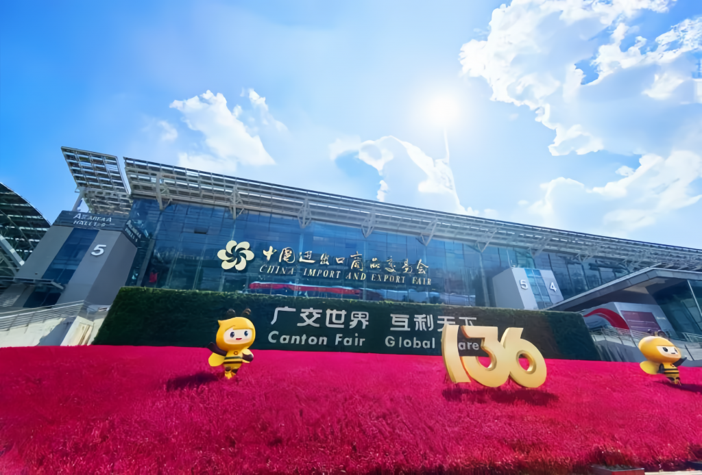 第136屆廣交會(huì)開幕首日： 順德“智造”驚艷外商 設(shè)計(jì)城“創(chuàng)新天團(tuán)”火力全開
